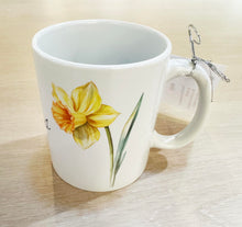 Charger l'image dans la galerie, Mug cadeau mois de naissance avec fleur imprimée mois de Printemps - Vaisselle