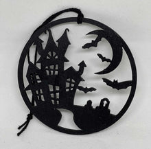 Load the image in the gallery,Ornement Halloween en bois découpé chat noir et chateau hanté à suspendre