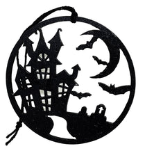 Load the image in the gallery,Ornement Halloween en bois découpé chat noir et chateau hanté à suspendre