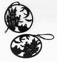 Load the image in the gallery,Ornement Halloween en bois découpé chat noir et chateau hanté à suspendre