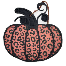 Charger l&#39;image dans la galerie, Ornements Halloween Citrouilles motif léopard orange et noir, rose ou à fleurs en bois à suspendre
