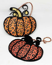 Charger l'image dans la galerie, Ornements Halloween Citrouilles motif léopard orange et noir, rose ou à fleurs en bois à suspendre