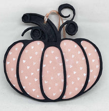 Charger l'image dans la galerie, Ornements Halloween Citrouilles motif léopard orange et noir, rose ou à fleurs en bois à suspendre