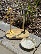 Load the image in the gallery,Support pour brosse à dents doré et noir avec support en bois et coupelle porte savon.