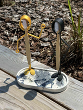 Load the image in the gallery,Support pour brosse à dents doré et noir avec support en pierre reconstituée et coupelle porte savon.