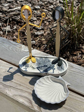 Load the image in the gallery,Support pour brosse à dents doré et noir avec support en pierre reconstituée et coupelle porte savon.