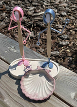 Charger l'image dans la galerie, Support pour brosse à dents rose et gris avec support en pierre reconstituée et coupelle porte savon.