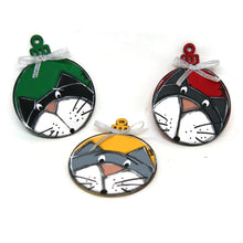 Charger l'image dans la galerie, Ornement en bois peint en forme de boule de Noël avec chat et ruban à suspendre dans le sapin de Noël