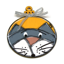 Charger l'image dans la galerie, Ornement en bois peint en forme de boule de Noël avec chat et ruban à suspendre dans le sapin de Noël