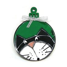 Charger l'image dans la galerie, Ornement en bois peint en forme de boule de Noël avec chat et ruban à suspendre dans le sapin de Noël