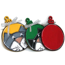 Charger l'image dans la galerie, Ornement en bois peint en forme de boule de Noël avec chat et ruban à suspendre dans le sapin de Noël