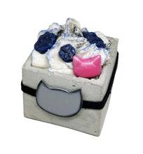 Load the image in the gallery,Bougie gourmande artisanale chat grise et noire dans pot parfum fleur de coton.