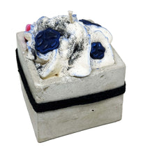 Load the image in the gallery,Bougie gourmande artisanale chat grise et noire dans pot parfum fleur de coton.