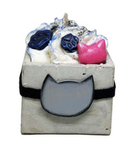 Load the image in the gallery,Bougie gourmande artisanale chat grise et noire dans pot parfum fleur de coton.