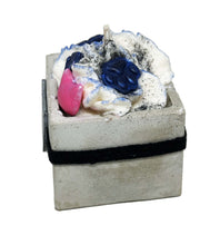 Load the image in the gallery,Bougie gourmande artisanale chat grise et noire dans pot parfum fleur de coton.