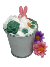 Charger l'image dans la galerie, Bougie artisanale végétale parfumée Vanille des Iles rose et verte dans un seau avec lapin rose