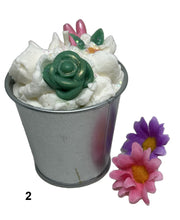 Charger l'image dans la galerie, Bougie artisanale végétale parfumée Vanille des Iles rose et verte dans un seau avec lapin rose