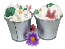 Charger l'image dans la galerie, Bougie artisanale végétale parfumée Vanille des Iles rose et verte dans un seau avec lapin rose