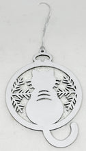 Charger l'image dans la galerie, Boule de Noël blanche en bois découpé avec chat et fond personnalisable