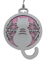 Charger l'image dans la galerie, Boule de Noël blanche en bois découpé avec chat et fond personnalisable