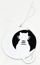 Charger l'image dans la galerie, Boule de Noël blanche en bois chat avec lune sur fond personnalisé