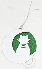 Charger l'image dans la galerie, Boule de Noël blanche en bois chat avec lune sur fond personnalisé