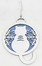 Charger l'image dans la galerie, Boule de Noël blanche en bois découpé avec chat et fond personnalisable