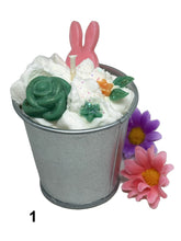 Charger l'image dans la galerie, Bougie artisanale végétale parfumée Vanille des Iles rose et verte dans un seau avec lapin rose
