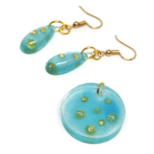 Charger l'image dans la galerie, Parure bijoux bleu et coquillages dorés - été