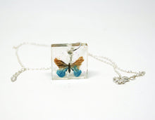Charger l'image dans la galerie, Pendentif carré avec papillon - Bijoux
