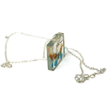 Charger l'image dans la galerie, Pendentif carré avec papillon - Bijoux