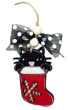 Charger l'image dans la galerie, Boule de Noël chaussette et chat en bois à suspendre