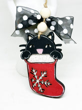 Charger l&#39;image dans la galerie, Boule de Noël chaussette et chat en bois à suspendre
