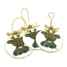 Charger l'image dans la galerie, Boule de Noël en bois avec renne et petit grelot