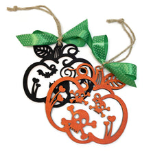 Charger l'image dans la galerie, Ornements d'Halloween avec citrouille en bois découpé lot de 2 - NEW