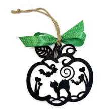 Charger l'image dans la galerie, Ornements d'Halloween avec citrouille en bois découpé lot de 2 - NEW