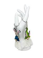 Charger l'image dans la galerie, Porte clé bois et ficelle gnome de Pâques avec oreilles de lapin et anneau pour clés