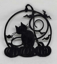 Load the image in the gallery,Ornement Halloween en bois découpé chat noir et chateau hanté à suspendre
