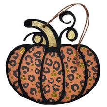 Charger l&#39;image dans la galerie, Ornements Halloween Citrouilles motif léopard orange et noir, rose ou à fleurs en bois à suspendre
