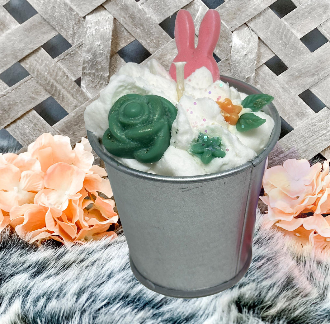 Bougie artisanale végétale parfumée Vanille des Iles rose et verte dans un seau avec lapin rose