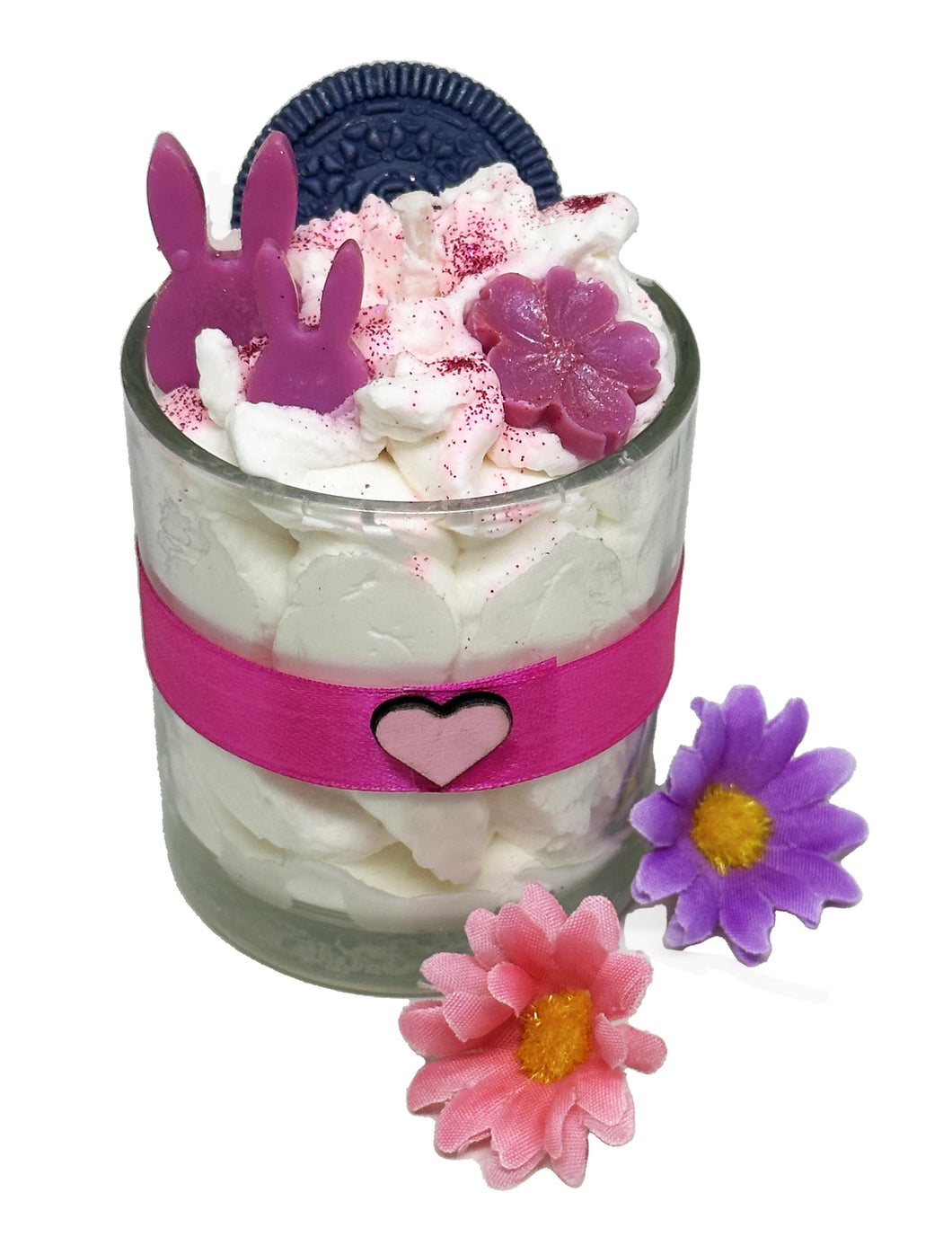 Bougie gourmande artisanale végétale parfumée cerise avec lapins roses dans verre.