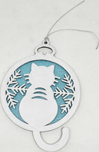 Charger l&#39;image dans la galerie, Boule de Noël blanche en bois découpé avec chat et fond personnalisable
