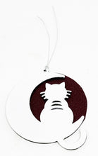 Charger l&#39;image dans la galerie, Boule de Noël blanche en bois chat avec lune sur fond personnalisé
