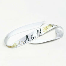 Charger l&#39;image dans la galerie, Bracelet en satin avec initiales pour la mariée et les demoiselles d&#39;honneur - Mariage
