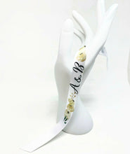 Charger l&#39;image dans la galerie, Bracelet en satin avec initiales pour la mariée et les demoiselles d&#39;honneur - Mariage
