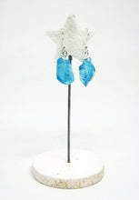 Charger l&#39;image dans la galerie, Boucles d&#39;oreilles bleues et argent en résine - Bijoux -
