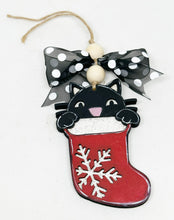 Charger l&#39;image dans la galerie, Boule de Noël chaussette et chat en bois à suspendre
