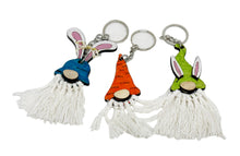 Charger l&#39;image dans la galerie, Porte clé bois et ficelle gnome de Pâques avec oreilles de lapin et anneau pour clés
